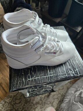 Reebok hightops size 6 new with tags